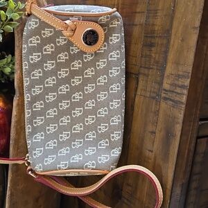 Dooney and Bourke clutch
